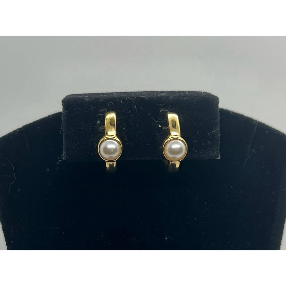 Vintage Napier dainty Gold Tone Pearl Huggie Hoop Screw Back Earrings Signed mcm - Picture 4 of 12